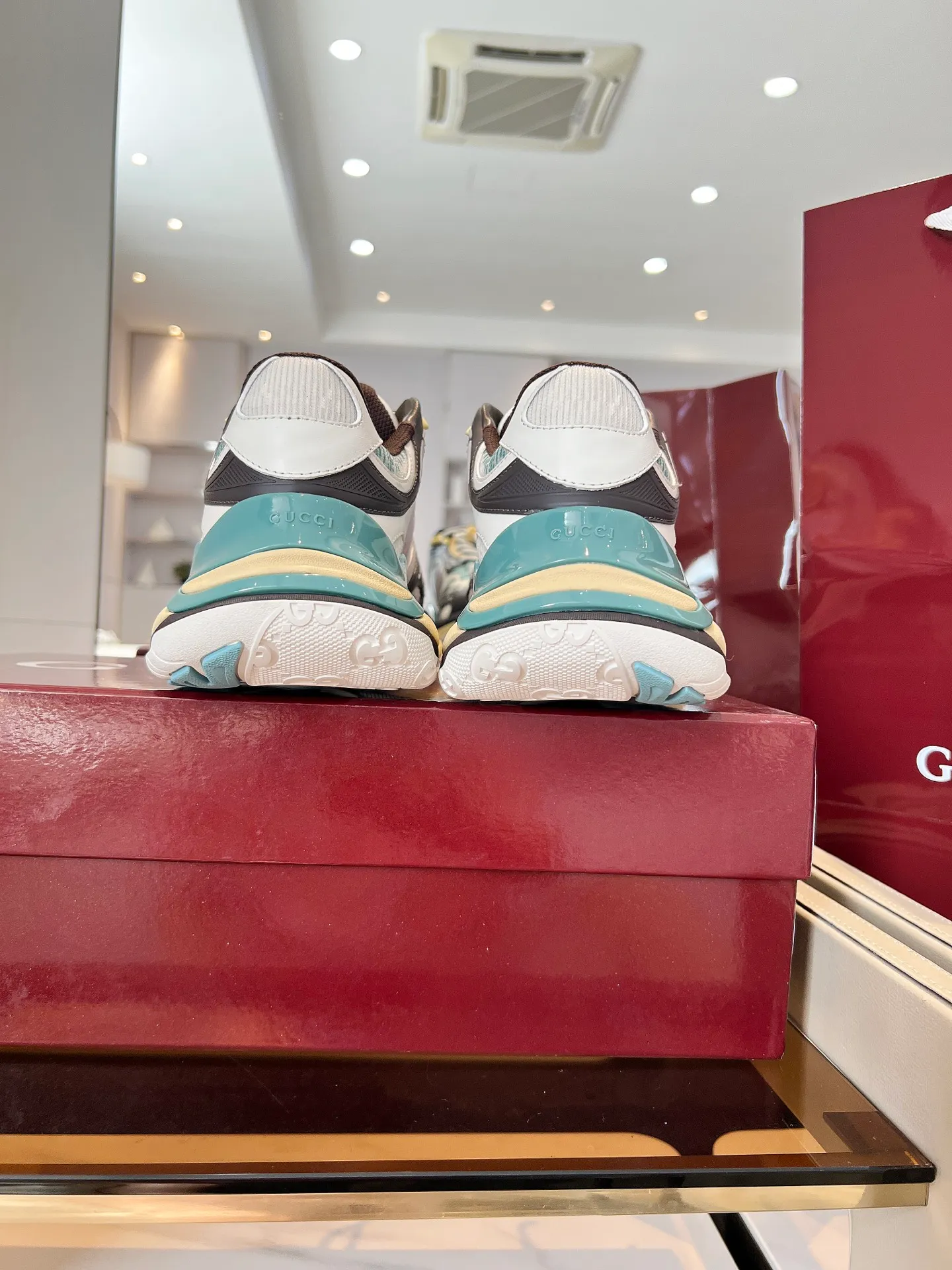 p900💰Men's shoes ❤️Gucci series 2.0 sneakers are made with heavy investment❤️‍🔥❤️‍🔥❤️‍🔥Renewed interpretation of the brand's iconic striped webbing elements😍😍When retro genes collide with futuristic design🎊🎊This new pair of Gucci shoes directly reaches the trend threshold💥 ✔️Color caron contrasting color + classic stripes, GG reflective piping, good visual impact, with high-light filter when out on the street ✔️Multi-layer structure of different materials, mesh breathability, leather shaping, outsole EVA foam and TPU combination😍😍😍Fashion and practicality are both online ✔️ The details are double G midsole + iconic double G lock shoelaces, the retro DNA is crazy and restless, and every step is based on the trendy aesthetic���️❤️❤️❤️ Matching size: Male 39-45